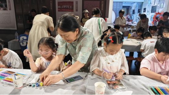 手画非遗 童心贺华诞”鱼灯冰箱贴制作活动