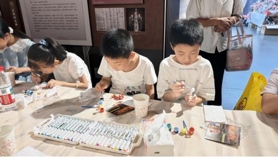 手画非遗 童心贺华诞”鱼灯冰箱贴制作活动麻将胡了网址歙县徽城镇新路街社区：“巧(图2)